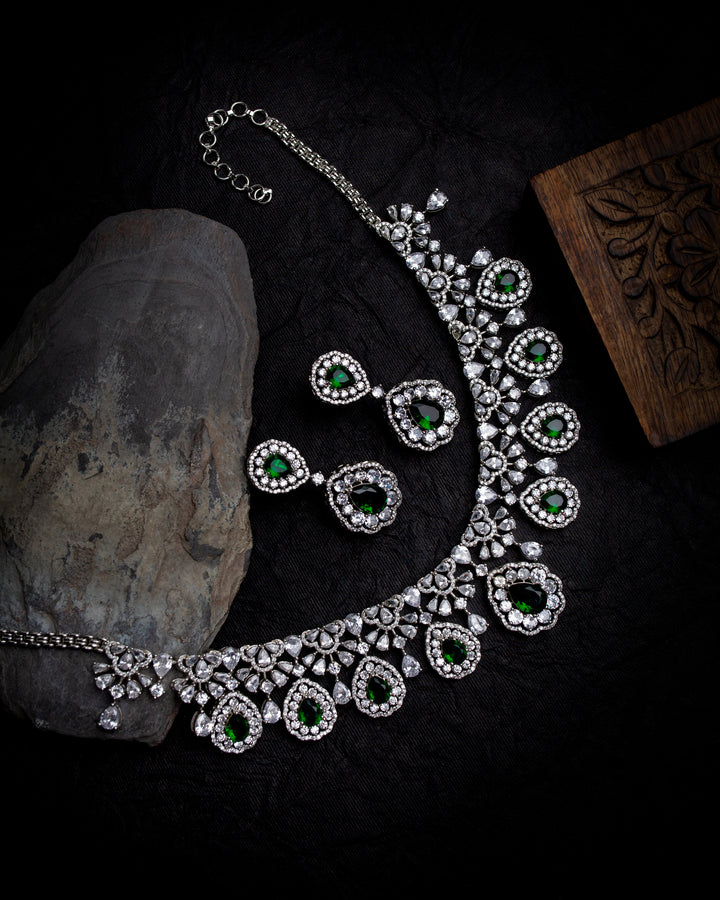 Ishara Diamond Emerald Necklace Set