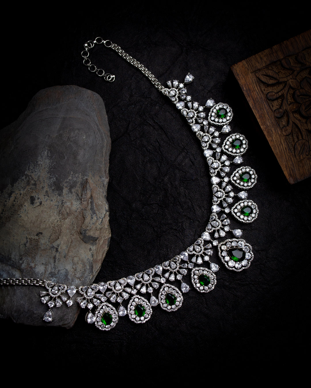 Ishara Diamond Emerald Necklace Set